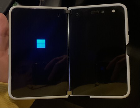 Un desarrollador consigue instalar Windows 11 en la Surface Duo de Microsoft (que oficialmente solo soporta Android)