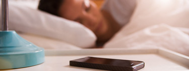 El móvil por la noche: ventajas e inconvenientes de dejarlo encendido, apagado o con el modo no molestar