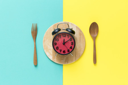 Comer siguiendo los ritmos circadianos mejora tu salud (y el ayuno intermitente puede ayudarte)