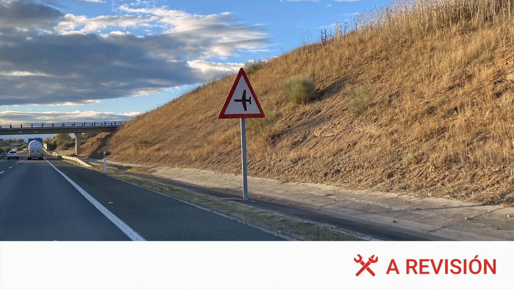 He visto esta señal en una carretera que está al lado de un aeropuerto. No significa que haya que ceder el paso a un avión 