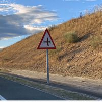 Esta señal te la puedes encontrar cerca de un aeropuerto, pero no significa que tengas que ceder el paso a los aviones