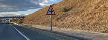 Esta señal te la puedes encontrar cerca de un aeropuerto, pero no significa que tengas que ceder el paso a los aviones