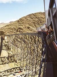 Nuevo autobús a las Nubes en la Puna argentina