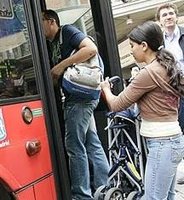 Los carritos pueden subir desplegados al autobús, pero la ley todavía no es efectiva