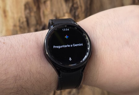 Conversar com o relógio e pedir ao Gemini para criar um evento no calendário ou enviar uma mensagem pelo WhatsApp é uma experiência útil e gratificante. (Foto: Xataka Android)