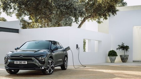 A maioria dos novos modelos Citroën C5 X ainda em estoque são versões híbridas plug-in. © Citroën