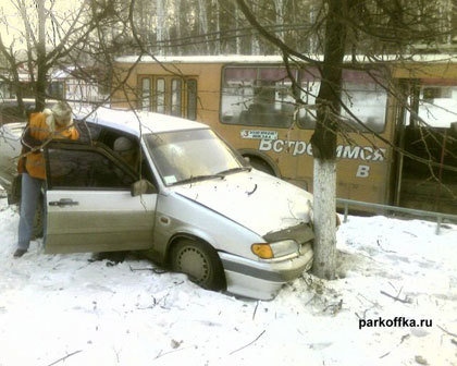 Aparcamiento entre árboles