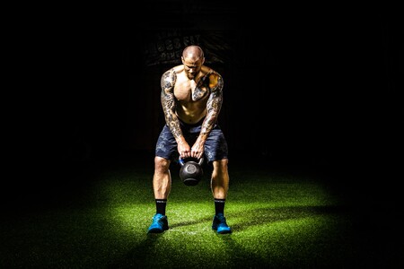Los mejores ejercicios con kettlebells o pesas rusas para trabajar hombros y espalda