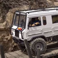 Ver a este camión Volvo 4x4 teledirigido superando obstáculos es casi más hipnótico que ver conducir uno real