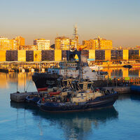 Los ataques a barcos en el Mar Rojo amenazan a la industria del automóvil: Volvo y Tesla dejan de producir y Stellantis se pasa a los aviones