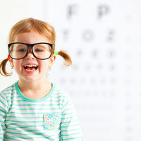 Si tu peque necesita gafas, estas son las situaciones en las que tendrás que ayudarle a llevarlas