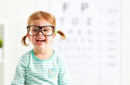Si tu peque necesita gafas, estas son las situaciones en las que tendrás que ayudarle a llevarlas