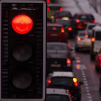 En 2035 no habrá que preocuparse del precio de la gasolina: Europa adelanta la sentencia de muerte también para los coches híbridos