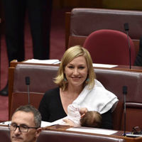 ¡Así sí! Una senadora australiana apareció amamantando a su bebé de dos meses en el Parlamento