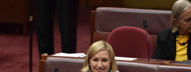 ¡Así sí! Una senadora australiana apareció amamantando a su bebé de dos meses en el Parlamento