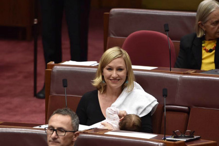 ¡Así sí! Una senadora australiana apareció amamantando a su bebé de dos meses en el Parlamento