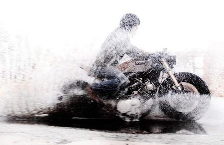 Moto pasando un charco