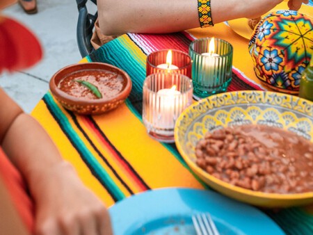 Olvídate del mantel tricolor: 3 ideas para decorar una mesa elegante y mexicana este 15 de septiembre