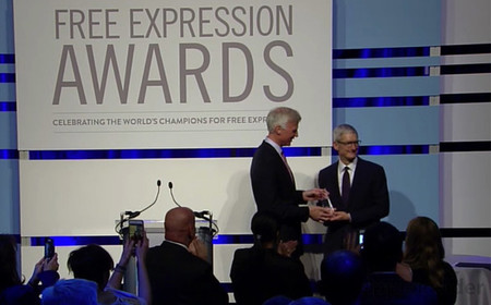 "Todas las compañías tendrían que tener valores": Tim Cook recibe un premio a la libertad de expresión