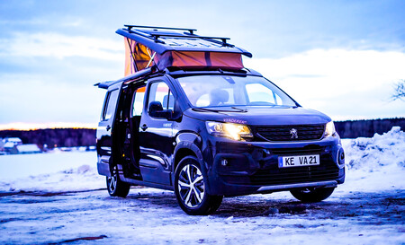 Las Citroën Berlingo y Peugeot Rifter se convierten en esta versátil furgoneta camper con tres habitaciones en una