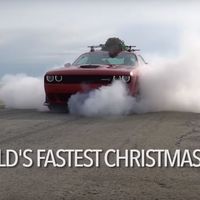 El árbol de Navidad más rápido del mundo ha viajado a lomos de un Dodge Challenger Hellcat... a 280 km/h