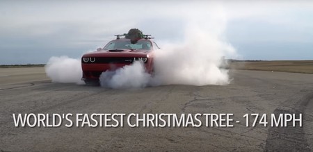 El árbol de Navidad más rápido del mundo ha viajado a lomos de un Dodge Challenger Hellcat... a 280 km/h