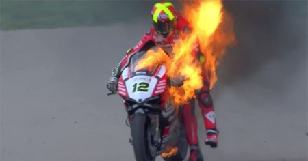 Sustazo de Xavi Forés al incendiarse su moto en marcha en MotorLand