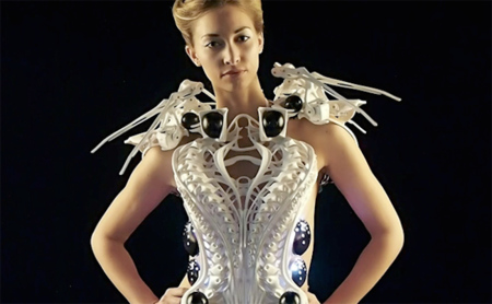 Un traje que podría llevar Spiderman pero que está diseñado para mujeres que quieren mantener su espacio vital