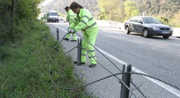 La Generalitat empieza a colocar faldones en los guardarraíles