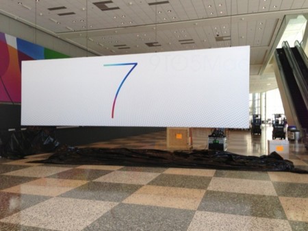 Apple cuelga el cartel de iOS 7 antes de tiempo en el Moscone Centre, ¡ups!