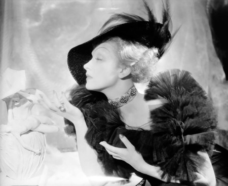 Cecil Beaton, el fotógrafo que no dudó en cambiar la belleza y el glamour por ser reportero de guerra