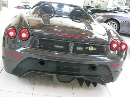 Ferrari Scuderia Spider 16M en fibra de carbono