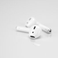 Mucho ojo si utilizas auriculares inalámbricos. Según un informe, los hackers pueden escuchar y grabar tus conversaciones privadas