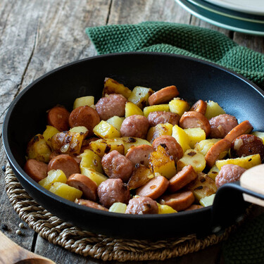 Ya no está en Ikea, pero es una de las recetas más fáciles y resultonas de la cocina sueca: salchichas, patatas y baratísima 
