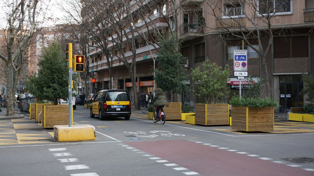 Cataluña quiere restringir la circulación a los coches con etiqueta B de la DGT en las ZBE: estos son los plazos y las ciudades