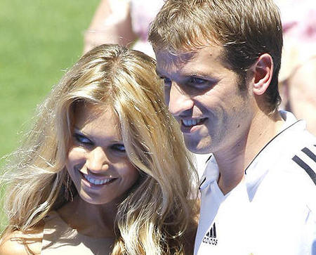 El Real Madrid presenta a Van der Vaart... y señora