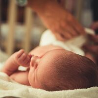 Una bebé sufre un corte en la cara al nacer por cesárea y recibe 13 puntos de sutura 