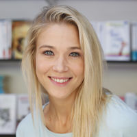 Una postura de yoga de Patricia Montero desata la polémica: ¿puede dañar al bebé que espera?