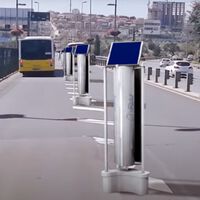 Aprovechar el paso de los coches para crear electricidad: la genial función de esta turbina vertical que hasta detecta terremotos