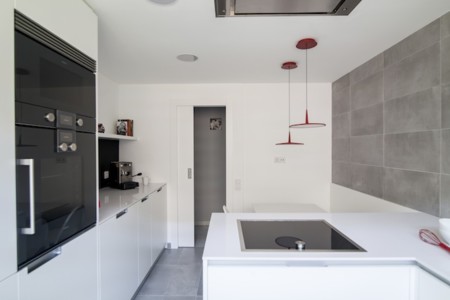 Puertas abiertas: creando un espacio multifuncional en una cocina ... Cocinas alargadas