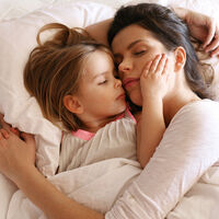 Si me tumbo en la cama con mi hijo hasta que se duerma, ¿le estaré malacostumbrando? 