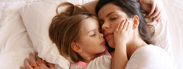 Si me tumbo en la cama con mi hijo hasta que se duerma, ¿le estaré malacostumbrando? 