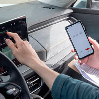 Los expertos en seguridad vial coindicen: las pantallas táctiles son más peligrosas que los botones de un coche de hace 20 años