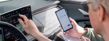 Los expertos en seguridad vial coindicen: las pantallas táctiles son más peligrosas que los botones de un coche de hace 20 años
