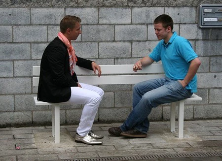 Jeppe Hein reinventa los bancos de jardín para hacerlos más cómodos y sociales