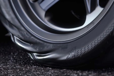 Agárrate, porque el Dodge Challenger SRT Demon te dejará literalmente pegado al asiento