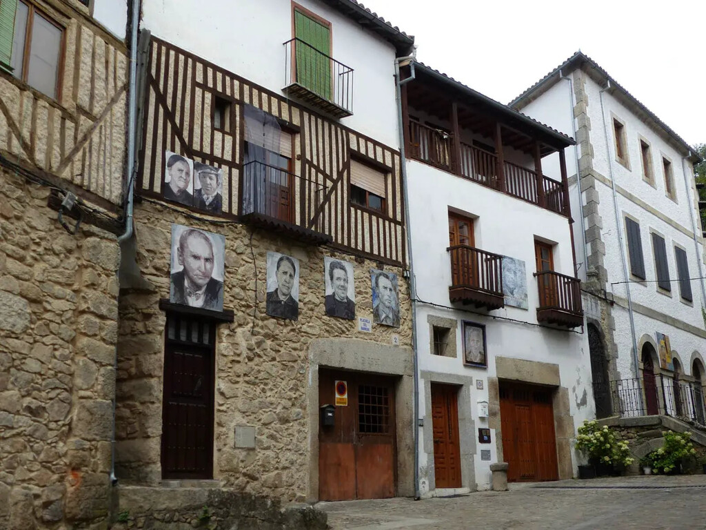 Cuadros para no olvidar: el curioso caso del pueblo de Salamanca cuyos vecinos están retratados en sus paredes 