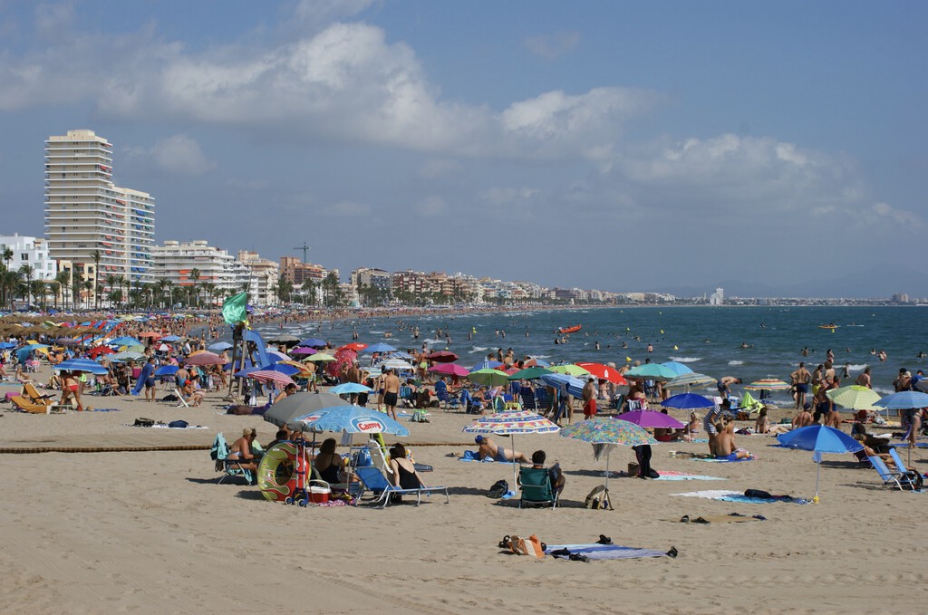 Los precios de los alojamientos en Barcelona son tan altos que ya hay turistas haciendo noche en la playa