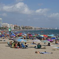 Los precios por alojarse Barcelona son tan altos que ya hay turistas haciendo 30 noches seguidas en la playa