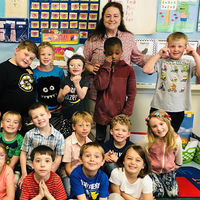 Todo el colegio aprende lengua de signos para comunicarse con su alumna sorda, una niña de seis años